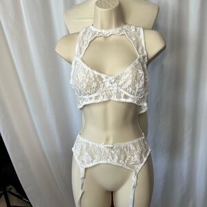 Exposed White Lace 3-Piece Lingerie Set – Bralette, Garter Belt & Thong (L/XL)